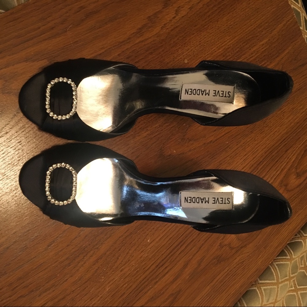 Steve Madden Black Satin pump w/ crystal ring